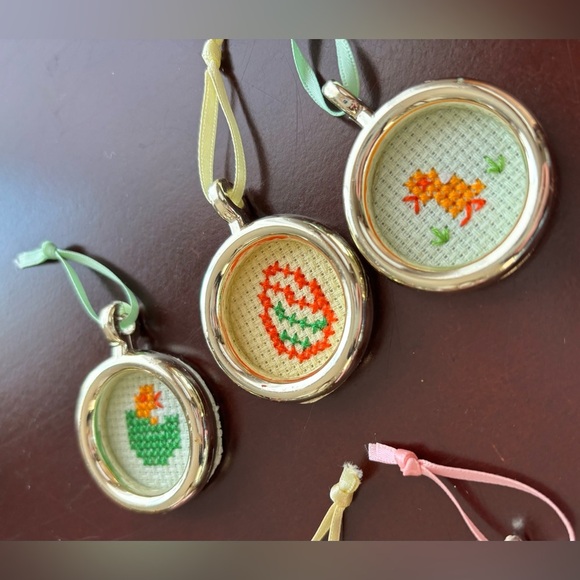 Lot Of 7 Easter Ornaments Cross Stitch 1.5” Framed Chicks Eggs Bunny Flowers Vtg - Picture 7 of 7